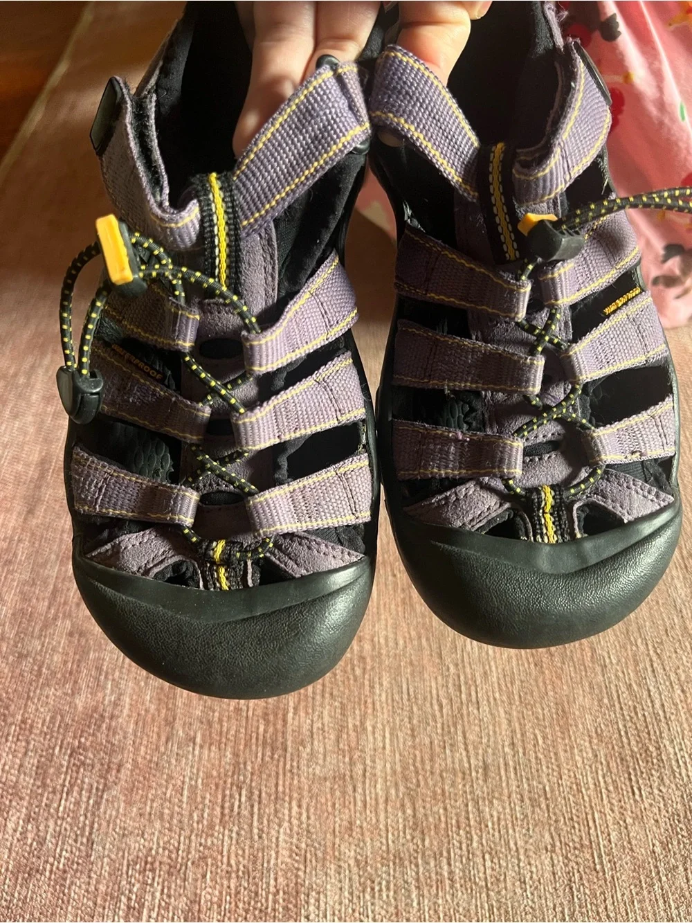 Keen Youth size 2 Closed-Toe Sport Sandals in Purple and Black